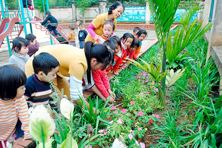 Cho bé trồng cây